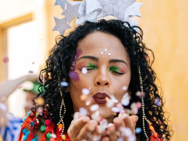 Ideais De Penteados Para O Carnaval Em Cabelos Cacheados