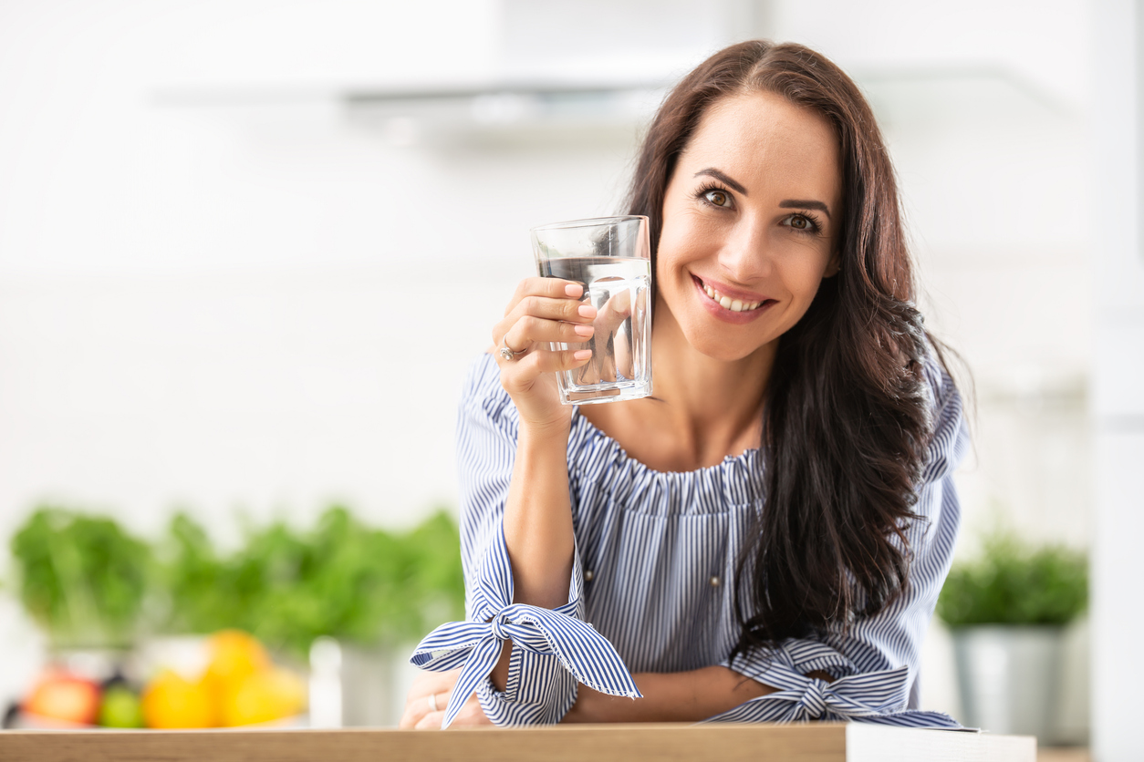 Pele radiante: descubra 6 benefícios de beber água